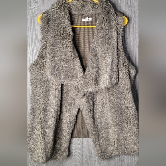 Maurices faux fur vest. Size 0 (14W) one call out on back pulled thread. - Picture 1 of 5